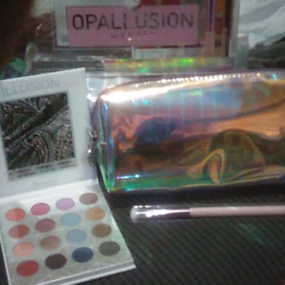 Opallusion Mystic 16 color palette kit - Picture 2 of 3